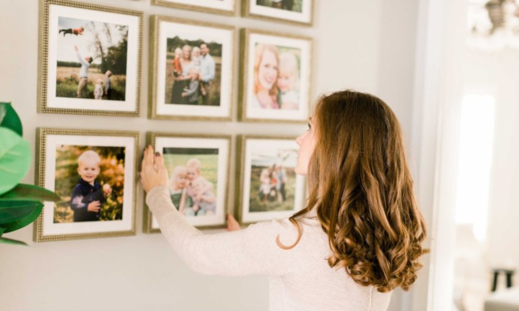 where to keep family photos as per vastu